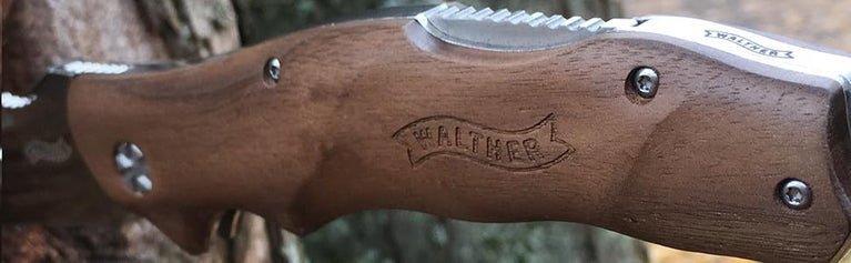 COLTELLO AFW CON LAMA RICHIUDIBILE E IMPUGNATURA IN LEGNO DI NOCE WALTHER