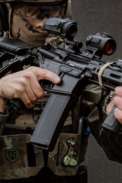 CONFEZIONE DA 6 CARICATORI DANIEL DEFENSE M4/AR-15 MID-CAP DA 210 BBs MONOFILARI CYMA-EMG