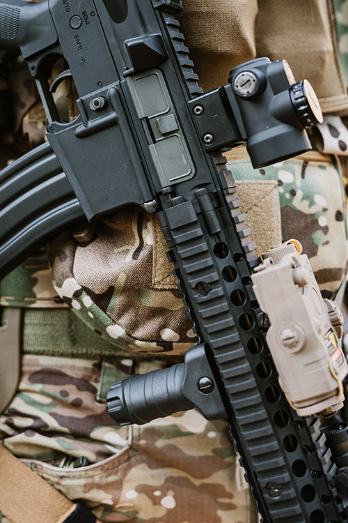 IMPUGNATURA VERTICALE STUBBY CON SISTEMA QD PER SLITTE PICATINNY NERA FMA