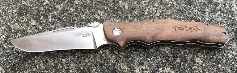 COLTELLO AFW CON LAMA RICHIUDIBILE E IMPUGNATURA IN LEGNO DI NOCE WALTHER