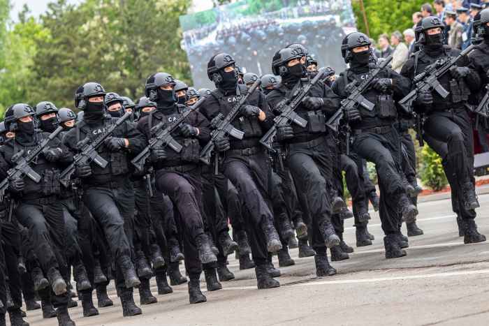 ANFIBIO lowa BREACHER GTX MID NERO LOWA