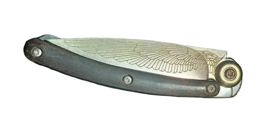 COLTELLO CON CHIUSURA A SCATTO E MOTIVO AD ALA THIRD AMONT